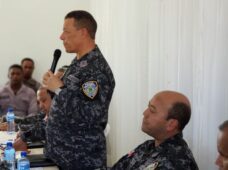 Policías reciben charla para mejorar protocolo de actuación