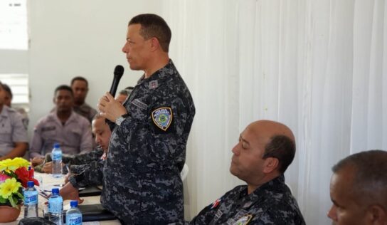 Policías reciben charla para mejorar protocolo de actuación