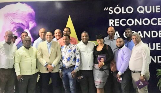 Dirigentes peledeistas de Azua anuncia respaldo a las aspiraciones Andrés Navarro