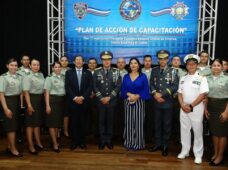 Más de 800 policías se gradúan en diversas áreas