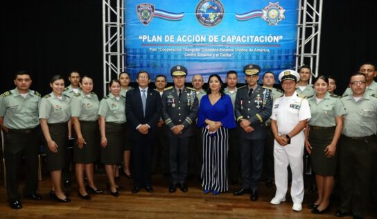 Más de 800 policías se gradúan en diversas áreas