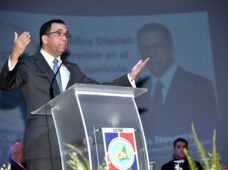 MINISTRO DE EDUCACIÓN ANDRÉS NAVARRO AFIRMA QUE EL PAÍS DEBE INVERTIR MÁS EN INVESTIGACIÓN PARA PODER INNOVAR