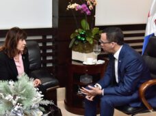 MINISTRO DE EDUCACIÓN ANDRÉS NAVARRO Y EMBAJADORA DE EE.UU. RELANZAN RELACIÓN PARA CALIDAD EDUCATIVA