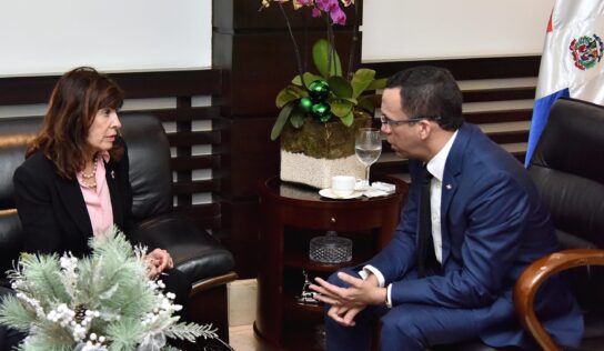 MINISTRO DE EDUCACIÓN ANDRÉS NAVARRO Y EMBAJADORA DE EE.UU. RELANZAN RELACIÓN PARA CALIDAD EDUCATIVA