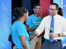 MINISTRO DE EDUCACIÓN ANDRÉS NAVARRO LLAMA A ESTUDIANTES A TRABAJAR POR UNA CULTURA DE PAZ