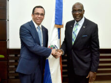 MINISTRO DE EDUCACIÓN ANDRÉS NAVARRO RECIBE HOMÓLOGO DE JAMAICA