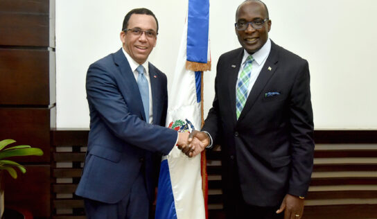 MINISTRO DE EDUCACIÓN ANDRÉS NAVARRO RECIBE HOMÓLOGO DE JAMAICA