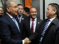 Danilo llega a Beijing, República Popular China, para iniciar primera visita de Estado tras establecimiento relaciones diplomáticas