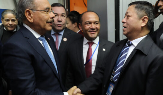 Danilo llega a Beijing, República Popular China, para iniciar primera visita de Estado tras establecimiento relaciones diplomáticas