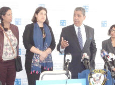 Residentes legales pueden seguir tomando beneficios y viajar a sus países aclaran congresista y abogadas