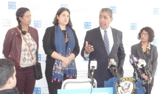 Residentes legales pueden seguir tomando beneficios y viajar a sus países aclaran congresista y abogadas