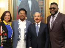 Presidente Danilo Medina juramenta a David Ortiz, embajador Buena Voluntad y recibe visita de Pedro Martínez