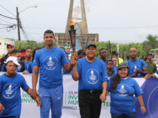 Niños, jóvenes y adultos se suman a energía de atletas y emocionados vencen lluvia al recibir la “Llama de la Esperanza”