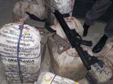 Policía Nacional ocupa 337 paquetes de cocaína y dos fusiles en camión abandonado