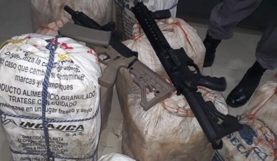 Policía Nacional ocupa 337 paquetes de cocaína y dos fusiles en camión abandonado