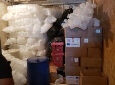 Policías sorprenden a dos hombres con 1, 200 galones de una sustancia  para adulterar bebidas alcohólicas en las navidades