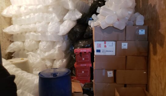 Policías sorprenden a dos hombres con 1, 200 galones de una sustancia  para adulterar bebidas alcohólicas en las navidades