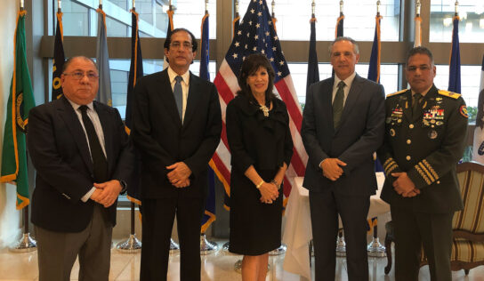 En nombre del gobierno dominicano, grupo de ministros firman libro condolencias por fallecimiento George H. W. Bush