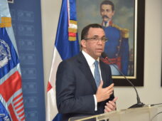 MINISTRO ANDRÉS NAVARRO DISPONE RÁPIDA ATENCIÓN A COMUNIDAD EDUCATIVA AFECTADA POR EXPLOSIÓN EN SECTOR VILLAS AGRÍCOLAS