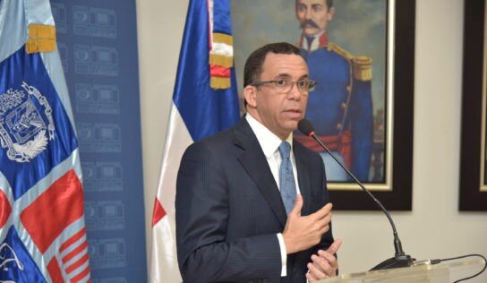 MINISTRO ANDRÉS NAVARRO DISPONE RÁPIDA ATENCIÓN A COMUNIDAD EDUCATIVA AFECTADA POR EXPLOSIÓN EN SECTOR VILLAS AGRÍCOLAS