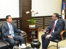 MINISTRO DE EDUCACIÓN ANDRÉS NAVARRO RECIBE AL EMBAJADOR CHINO PARA ESTABLECER AGENDA DE COOPERACIÓN