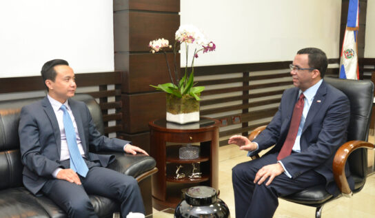 MINISTRO DE EDUCACIÓN ANDRÉS NAVARRO RECIBE AL EMBAJADOR CHINO PARA ESTABLECER AGENDA DE COOPERACIÓN