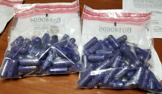 DETIENEN MUJER CON 99 BOLSITAS PRESUMIBLEMENTE DE COCAÍNA EN AEROPUERTO DE LA ROMANA