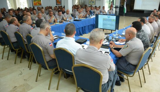 Alto mando de la Policía Nacional pasa revista a las medidas y servicios policiales
