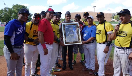 Dedican torneo de softbol al Director General de la Policía Nacional