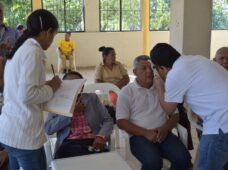 Wanda Ramírez y la Fundación Cirugía Oftalmológica llevan operativo de la vista en Nibaje