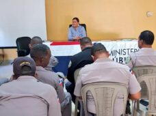 Fiscal de Las Matas de Farfán imparte taller sobre actos de investigación a agentes policiales para mejor manejo de casos