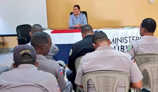 Fiscal de Las Matas de Farfán imparte taller sobre actos de investigación a agentes policiales para mejor manejo de casos