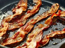 ¿Cómo causa cáncer la carne procesada y cuánto importa?