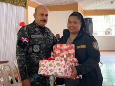 Policía Nacional entrega regalos a mujeres de esa institución con motivo a celebrar Día de Las Madres