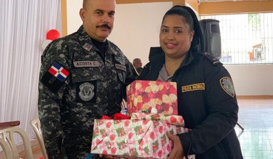 Policía Nacional entrega regalos a mujeres de esa institución con motivo a celebrar Día de Las Madres