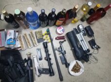 Policía Nacional ocupa cientos de municiones para armas de fuego distintos calibres, pistola y otras evidencias tras allanar dos residencias en Tamboril