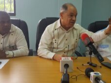 Centrales sindicales afirman empleadores quieren reclasificar empresas para pagar menos salarios