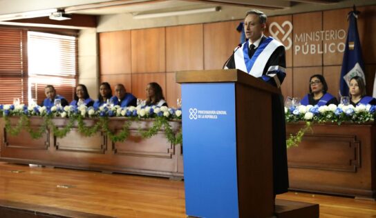 Procurador encabeza graduación de especialidad en Gestión Administrativa del Ministerio Público