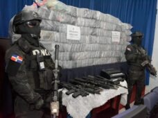 DNCD OCUPA 444 PAQUETES PRESUMIBLEMENTE COCAÍNA Y ARSENAL DE ARMAS EN PROVINCIA EL SEIBO