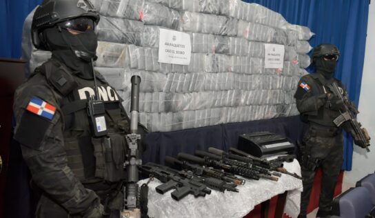 DNCD OCUPA 444 PAQUETES PRESUMIBLEMENTE COCAÍNA Y ARSENAL DE ARMAS EN PROVINCIA EL SEIBO
