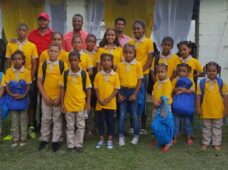 Programa social UNIGOLD con la Educación entrega útiles escolares en Dajabón