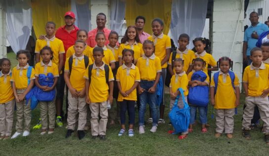 Programa social UNIGOLD con la Educación entrega útiles escolares en Dajabón