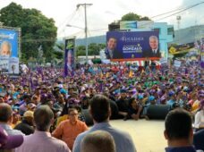PRESIDENTE DANILO MEDINA Y GONZALO CASTILLO DEJAN JURAMENTADOS LOS CANDIDATOS MUNICIPALES DE LA VEGA