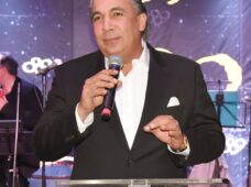 Cónsul Carlos Castillo agasaja y entrega bono navideño