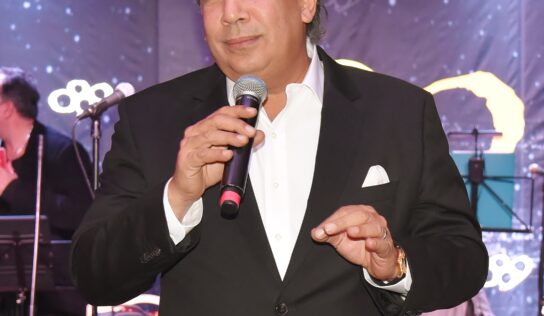 Cónsul Carlos Castillo agasaja y entrega bono navideño