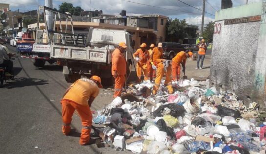 OBRAS PÚBLICAS Y AYUNTAMIENTO SDE RETIRAN MÁS DE 700 TONELADAS DE BASURA EN EL MUNICIPIO SANTO DOMINGO ESTE