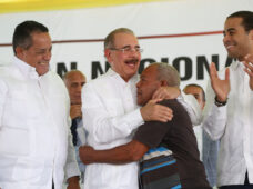 Presidente Danilo Medina entrega 482 certificados de títulos en Vicente Noble