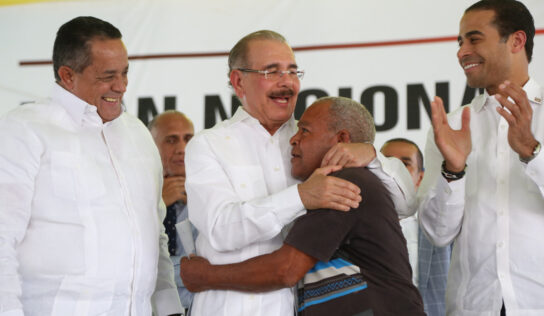 Presidente Danilo Medina entrega 482 certificados de títulos en Vicente Noble