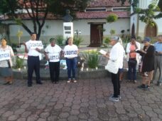 En demanda de libertad de sacerdote, familiares, religiosos y amigos mantienen vigilia en parque e iglesia de SC
