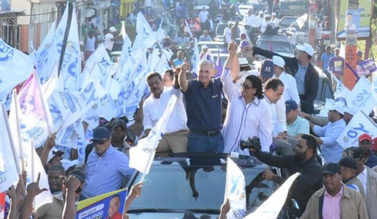 GONZALO CASTILLO EXHORTA JÓVENES A LUCHAR POR SUS SUEÑOS Y EMPRENDER
